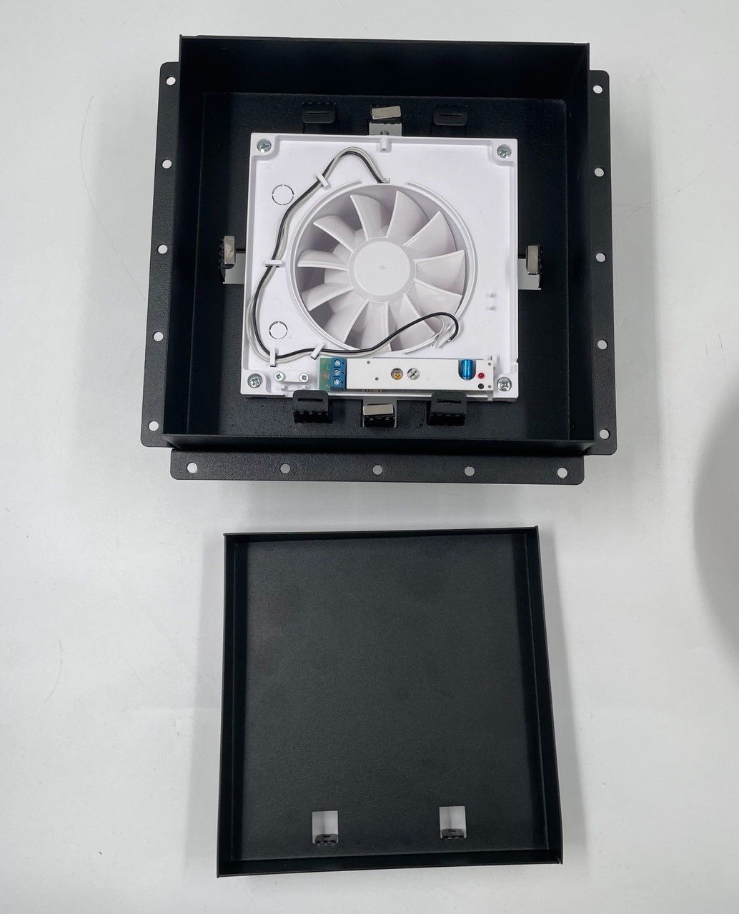 Решетка скрытого монтажа FoZa ПОД ПЛИТКУ 237х237 с вентилятором на шарикоподшипнике 125СК, обратный клапан, черная, d125мм